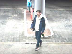 FOTO, VIDEO: Policisté pátrají po muži, který je podezřelý z přepadení v Holešovicích. Nepoznáváte ho?