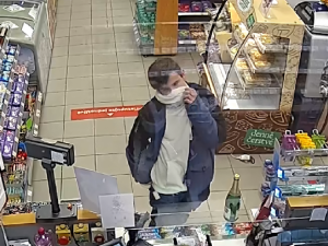 FOTO, VIDEO: Policisté pátrají po muži, který je podezřelý z přepadení v Holešovicích. Nepoznáváte ho?