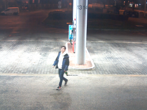 FOTO, VIDEO: Policisté pátrají po muži, který je podezřelý z přepadení v Holešovicích. Nepoznáváte ho?