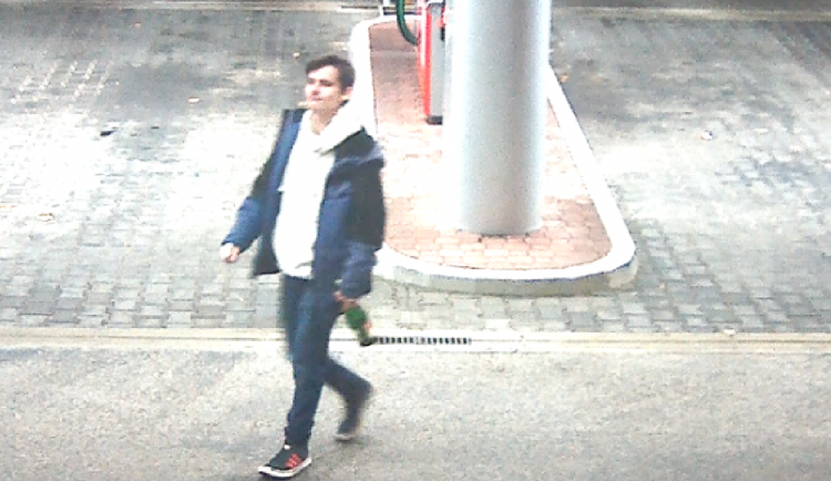 FOTO, VIDEO: Policisté pátrají po muži, který je podezřelý z přepadení v Holešovicích. Nepoznáváte ho?