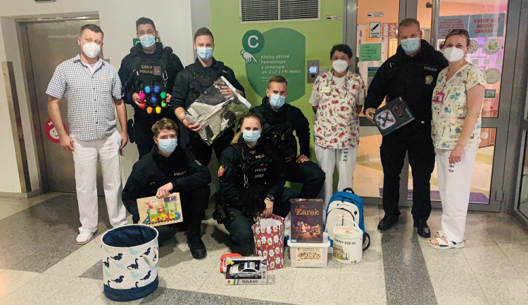 Policisté dnes věnovali nemocným dětem v Motole hračky