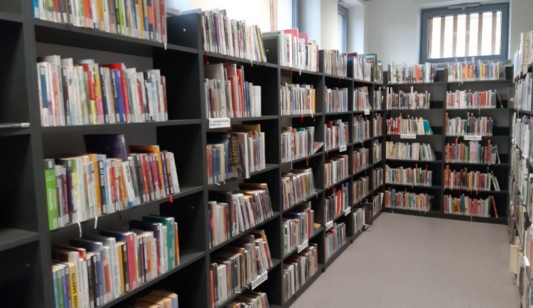 Krajská knihovna znovu otevírá výdejní okénko