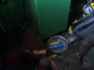 VIDEO: Kriminalisté zadrželi tři osoby, které na chatě v Lipencích vyráběly a prodávaly drogy