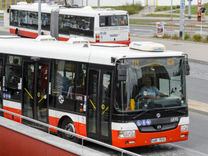 Dva muži hajlovali v autobuse a obtěžovali rodinu snědé pleti. Dítě chtěli vyndat z kočárku, otci hrozili napadením