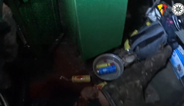 VIDEO: Kriminalisté v Praze 5 zadrželi osoby, které na chatě v Lipenicích vyráběly a prodávaly drogy