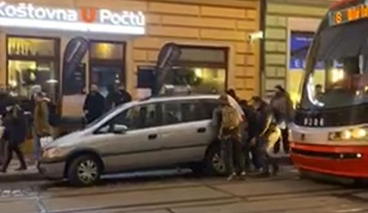 VIDEO: Řidič autem blokoval tramvaj. Lidé mu vůz vlastníma rukama posunuli