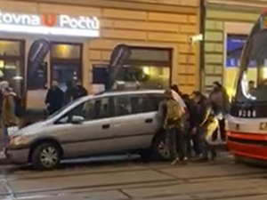 VIDEO: Řidič autem blokoval tramvaj. Lidé mu vůz vlastníma rukama posunuli