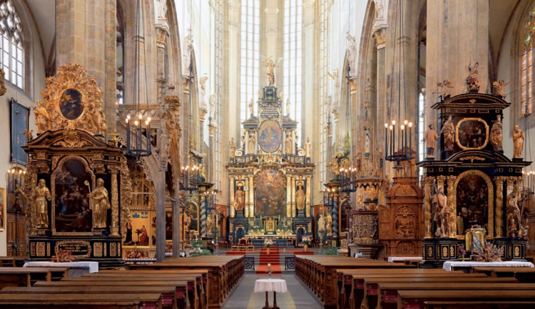 Na Štědrý den si lidé budou moct zajít nakoupit i na půlnoční mši. Vláda také bude žádat o prodloužení nouzového stavu