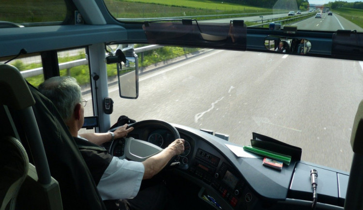 Autobusoví dopravci z celé republiky míří do Prahy. V neděli budou protestovat