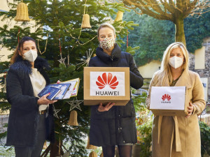 Borůvka, uprostřed Veronika Moudrá, Fundraising & public relations, za Huawei Markéta Vokřálová ambasadorka akce "1000 Dreams" a Dina Mašínová, manažerka projektů společenské odpovědnosti.