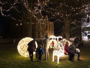 FOTO: Vánoční výzdobu v ulicích Prahy zdobí více než 30 stromů rozsvícených magistrátem a přes 1100 dekorací