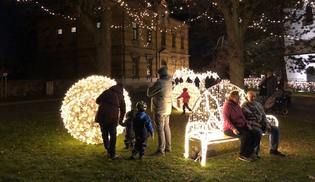 FOTO: Vánoční výzdobu v ulicích Prahy zdobí více než 30 stromů rozsvícených magistrátem i přes 1100 dekorací