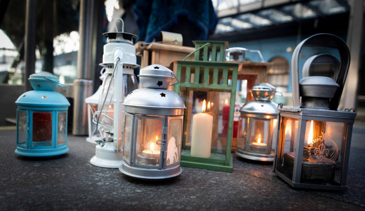 Betlémské světlo zítra po metropoli rozveze vánoční tramvaj na celkem devět zastávek