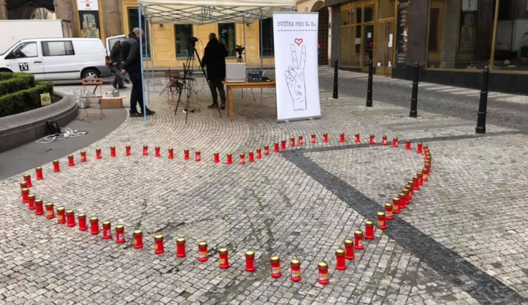 Uplynulo devět let od smrti Václava Havla. Lidé si jej dnes připomínají srdcem ze svíček i on-line čtením