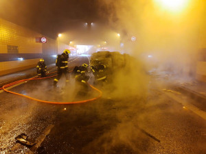 FOTO, VIDEO: Dvě jednotky hasičů dnes zasahovaly při požáru policejního auta v tunelu Blanka. Zranili se tři policisté