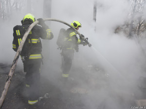 FOTO: Hasiči objevili při dnešním požáru v Praze torzo lidského těla