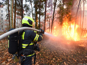 FOTO: Hasiči objevili při dnešním požáru v Praze torzo lidského těla