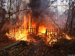 FOTO: Hasiči objevili při dnešním požáru v Praze torzo lidského těla