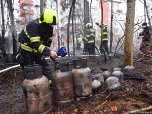 FOTO: Hasiči objevili při dnešním požáru v Praze torzo lidského těla