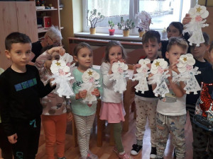 Děti ze školky v Praze 10 vyrobily pro seniory ozdoby. Vánoce jim zpříjemní papíroví andílci, hvězdy a stromečky