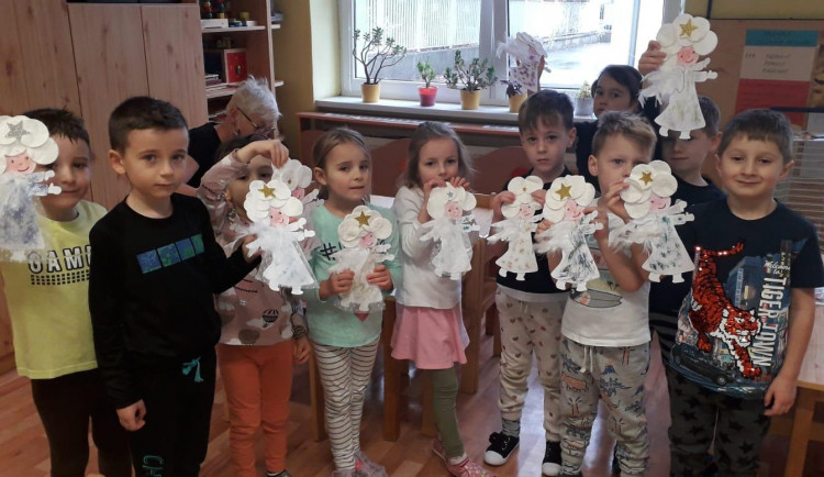 Děti ze školky U Vršovického nádraží vyrobily vánoční dekorace pro seniory
