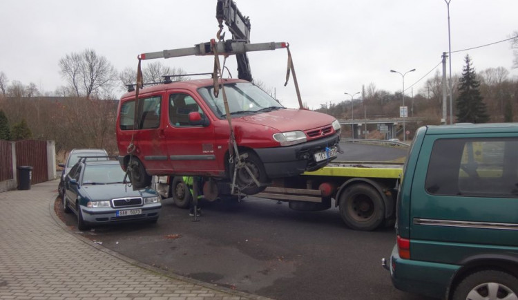 V Ostrově začali s odtahováním vraků, uvolnili tak čtyřicet parkovacích míst