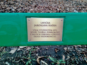 FOTO: V rámci akce Opři se v umění jsou do laviček ve Stromovce umístěna výtvarná díla