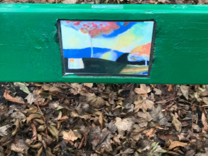 FOTO: V rámci akce Opři se v umění jsou do laviček ve Stromovce umístěna výtvarná díla