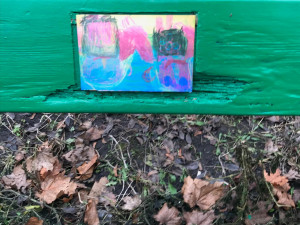 FOTO: V rámci akce Opři se v umění jsou do laviček ve Stromovce umístěna výtvarná díla