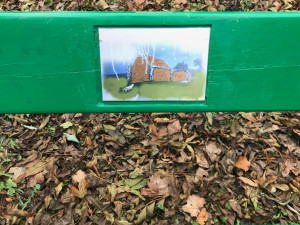 FOTO: V rámci akce Opři se v umění jsou do laviček ve Stromovce umístěna výtvarná díla