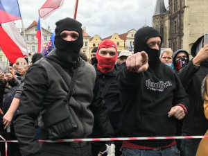 AKTUÁLNĚ: V centru Prahy se opět protestuje proti vládním opatřením