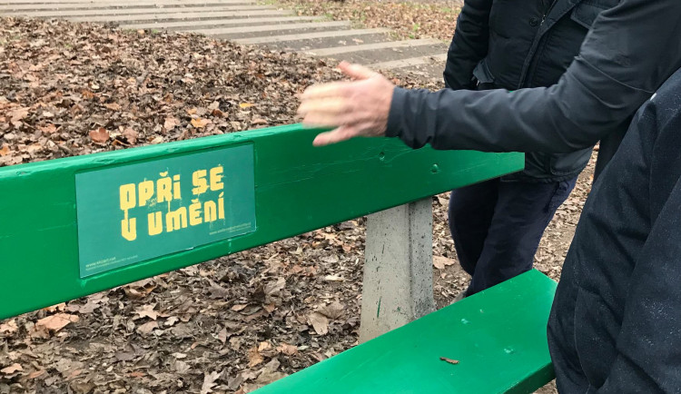 FOTO: V rámci akce Opři se v umění jsou do laviček ve Stromovce umístěna výtvarná díla