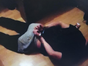 FOTO, VIDEO: Kriminalisté zadrželi muže, který si u komplice schoval trezor na zahradě. Hrozí muž až osm let za mřížemi