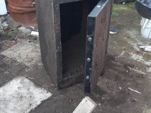 FOTO, VIDEO: Kriminalisté zadrželi muže, který si u komplice schoval trezor na zahradě. Hrozí muž až osm let za mřížemi