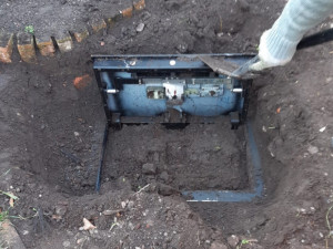 FOTO, VIDEO: Kriminalisté zadrželi muže, který si u komplice schoval trezor na zahradě. Hrozí muž až osm let za mřížemi