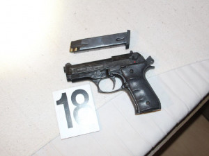 FOTO, VIDEO: Kriminalisté zadrželi muže, který si u komplice schoval trezor na zahradě. Hrozí muž až osm let za mřížemi