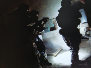 FOTO, VIDEO: Kriminalisté zadrželi muže, který si u komplice schoval trezor na zahradě. Hrozí muž až osm let za mřížemi