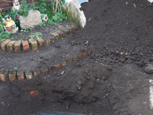 FOTO, VIDEO: Kriminalisté zadrželi muže, který si u komplice schoval trezor na zahradě. Hrozí muž až osm let za mřížemi