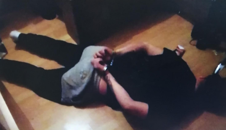 FOTO, VIDEO: Kriminalisté zadrželi muže, který si u komplice schoval trezor na zahradě. Hrozí muž až osm let za mřížemi