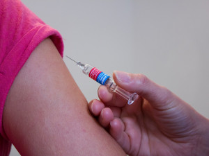 Vakcína proti covid-19 je v Praze. Prvních 9750 dávek ráno převzala nemocnice v Motole