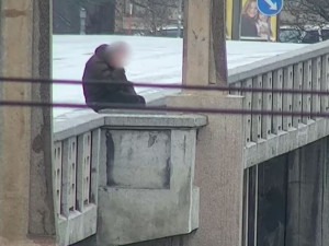 VIDEO: Muž chtěl spáchat sebevraždu skokem z mostu do Vltavy. Život mu zachránili policisté