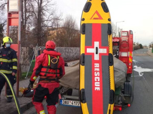 FOTO: Chlapec uvízl po kolena ve vypuštěném rybníku. Vytáhnout ho museli hasiči