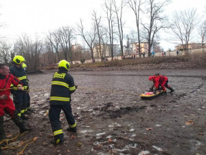 FOTO: Chlapec uvízl po kolena ve vypuštěném rybníku. Vytáhnout ho museli hasiči