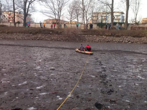 FOTO: Chlapec uvízl po kolena ve vypuštěném rybníku. Vytáhnout ho museli hasiči