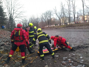 FOTO: Chlapec uvízl po kolena ve vypuštěném rybníku. Vytáhnout ho museli hasiči