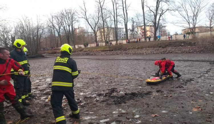 FOTO: Chlapec uvízl po kolena ve vypuštěném rybníku. Vytáhnout ho museli hasiči