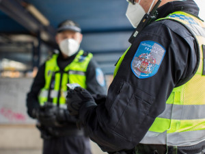 Strážníci cestou z práce zachránili život muži, který spadl hlavou na tramvajové koleje