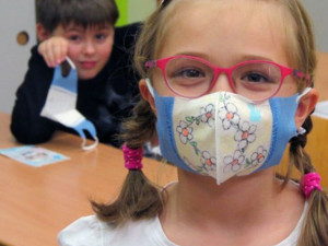 V Praze se od pondělí znovu otevřou školy pro děti zdravotníků