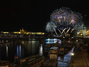 Silvestr v Praze. Dva lidé v poutech, deset ztracených psů a porušování zákazu pyrotechniky