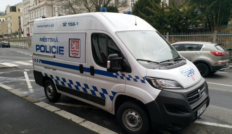 Karlovarští strážníci budou vozit opilce na záchytku novým automobilem